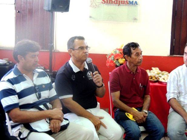Aníbal Lins discursa entre representantes sindicais