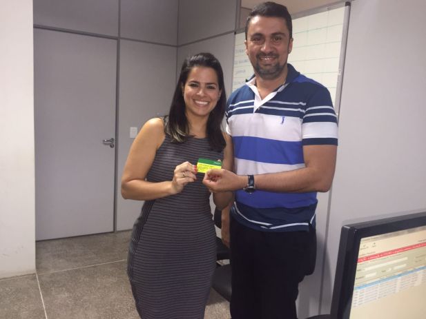 Márcio Lúis entregando as primeiras carteiras da Unimed Teresina na comarca de Caxias, na foto a servidora Jamile Ferreira Paz.