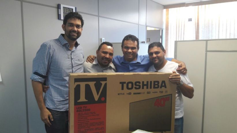 Na foto da esquerda para a direita: Pedro Davi (secretário-geral), Caryl Shessman Silva Aragão (servidor contemplado com TV), Aníbal Lins (presidente) e Francisco Coutinho (diretor de esporte e lazer).