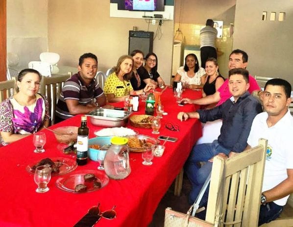 Aníbal Lins, os servidores e o diretor Marcelo Elias Oka reunidos durante almoço na comarca de Colinas.