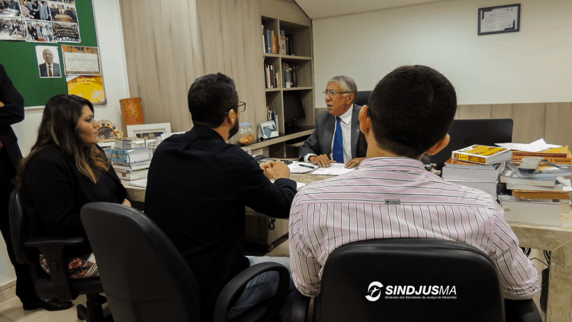 A advogada Danielle Xavier, o secretário-geral Márcio Luís, o diretor de Assuntos Jurídicos, Artur Filho e o desembargador João Santana, mais ao fundo
