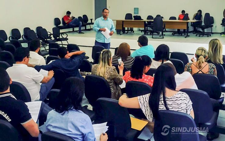 O presidente do Sindjus-MA, Aníbal LIns, reunido com servidores no auditório do Fórum de Bacabal