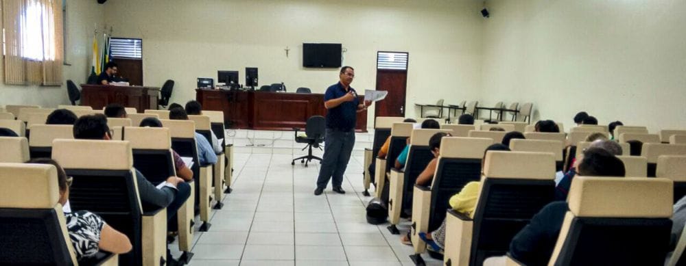 Servdiroes reunidos no Fórum da Comarca de Imperatriz