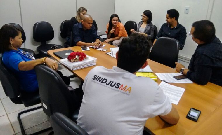 Servidores da comarca de Itinga do Maranhão reunidos em Assembleia Geral Regional