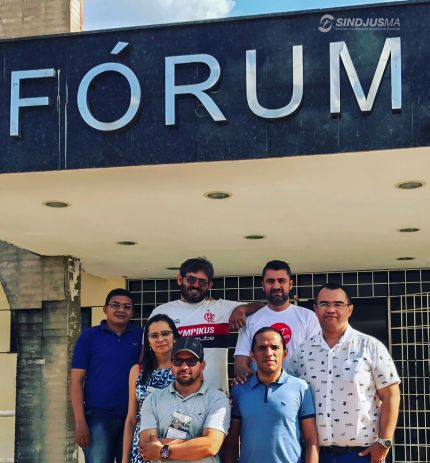 Servidores em frente ao Fórum da comarca de São Mateus