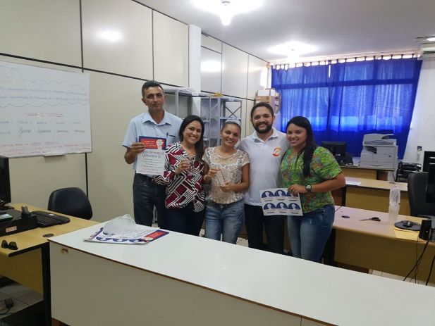 O diretor de Assuntos Jurídicos do Sindjus-MA, Artur Filho; à direita, com servidoras e servidor da Comarca de Buriti Bravo