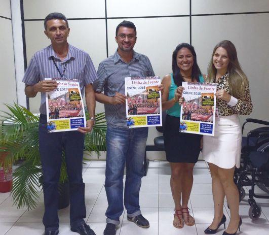 Márcio Luís sendo recebido pelos servidores de Buriti Bravo. Da esquerda para direita, Henrique (técnico judiciário), Márcio Luís (vice-presidente Sindjus), Pollyanna Lima (técnica judiciária) e Rafaella Marques (assessora do Juiz).