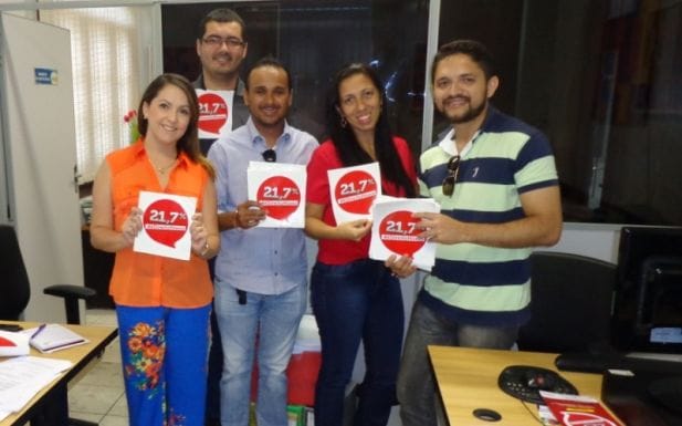 Durante essa primeira semana de "Adesivaço" cerca de 2.000 adesivos foram distribuídos.