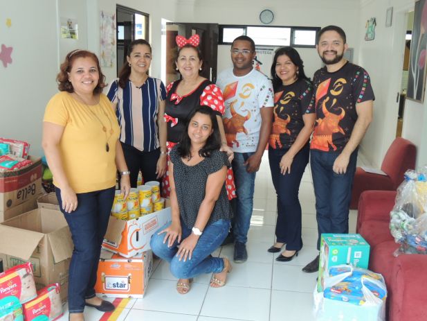 Diretores do Sindjus-MA e funcionários da Casa da Criança durante a entrega dos donativos da Campanha São João Solidário