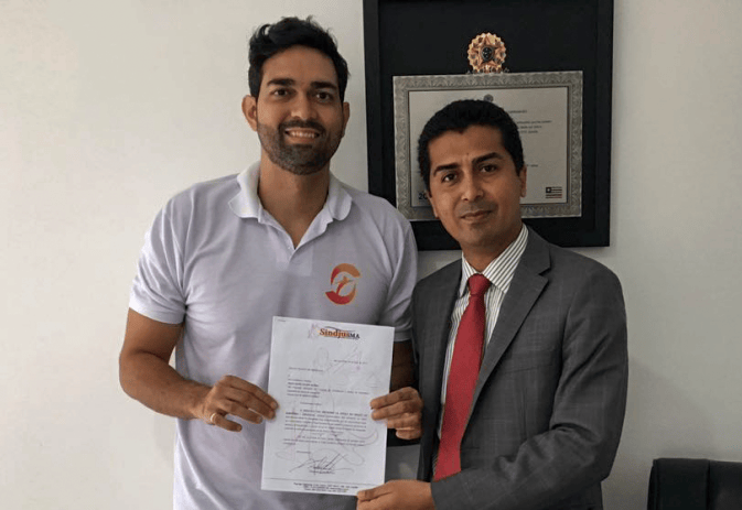 Secratário de Mobilização do Sindjus-MA, Pedro Davi, e o deputado estadual Marco Aurélio, com a proposta sobre assédio moral