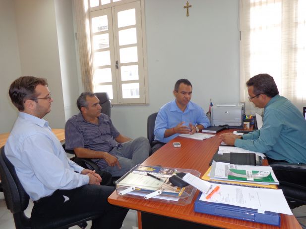 Da esquerda para a direita: Fredson Costa, Benilton Brelaz e Aníbal Lins, integrantes da diretoria do  Sindjus-MA, comversam com o diretor geral do TJMA, Herbeth Leite sobre as reivindicações propostas pela categoria