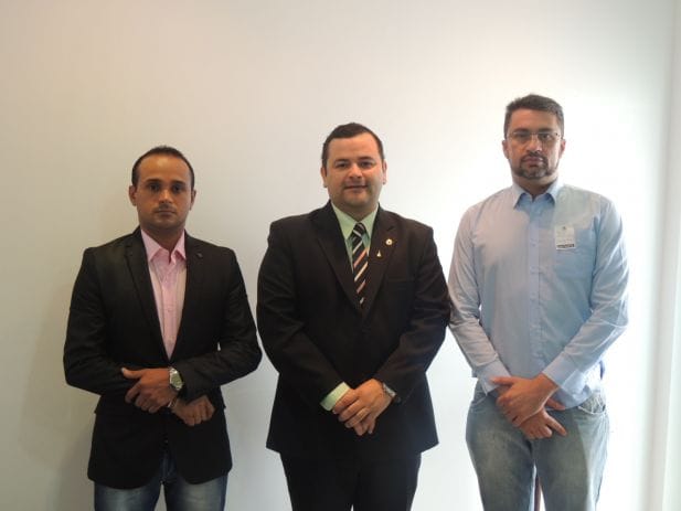 A partir da esquerda, Fagner Dasmaceno (tesoureiro do SINDJUS), deputado Vinicius Louro (PR) e Máricio Luís (vice-presidente do SINDJUS).
