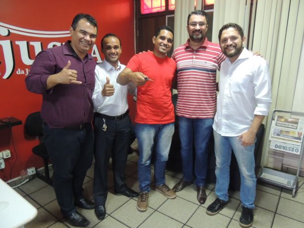 O servidor ganhador da moto 125 cilindradas é o Samuel Falcão Souza (centro de camisa vermelha). Ele é auxiliar judiciário da comarca de Arari.
