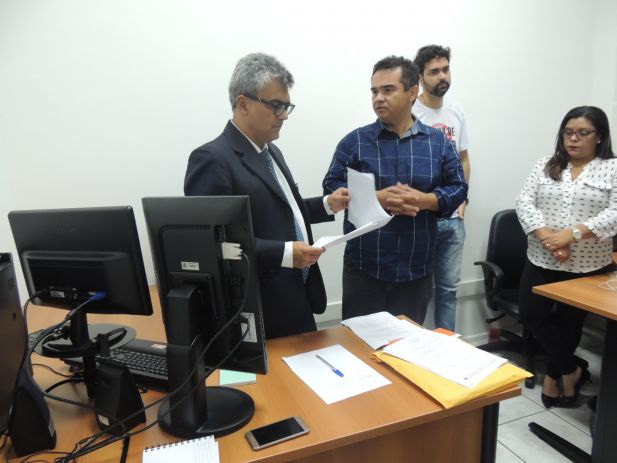 Aníbal Lins informa ao juiz Rui Magalhães sobre o atual posicionamento do TJMA quanto ao pagamento da GPJ que foi adiado para o segundo semestre, sem data confirmada para ocorrer.