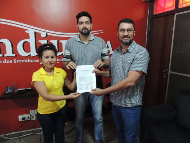 A diretora de Convênios do Sindjus-MA, Kerline Teixeira; o diretor de Mobilização e Articulação Regional, Pedro Davi Araújo, e o secretário-geral do Sindicato, Márcio Luís Andrade Souza, com cópia do requerimento em mãos