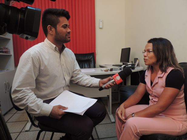 A secretária de Patrimônio, Janira Teixeira sendo entrevistada pelo repórter da Tv Guará