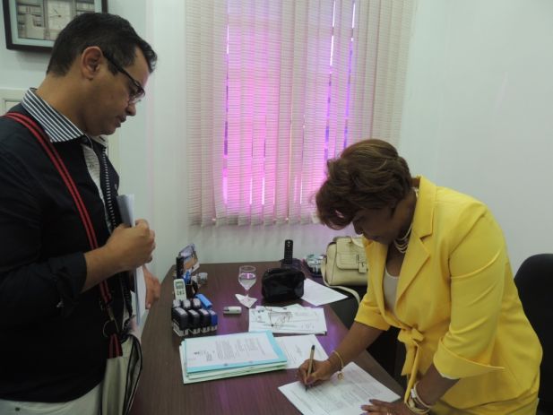 Aníbal Lins, presidente do SINDJUS-MA, entregou cópia das propostas de emendas a desembargadora Anildes Cruz