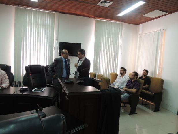 Os diretores do SINDJUS-MA, Artur Filho (camisa preta), Pedro Davi (camisa branca) e Fredson Costa (camisa listrada) também estiveram acompanhando a audiência de conciliação.