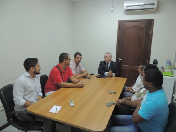 Os diretores do SINDJUS-MA em reunião com o diretor financeiro do TJ-MA Claúdio Raposo (vestindo terno) para tratar das perdas inflacionárias de 2015.