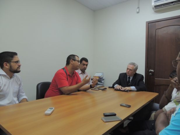 "Caso isso não seja providenciado pela administração, estamos convocando Assembléia Geral  Extraordinária da categoria para, no dia 29 de agosto, decidirmos sobre uma greve" declarou Aníbal Lins