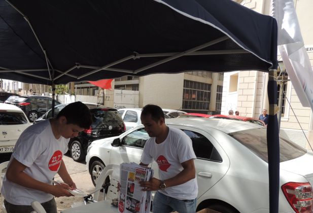 Na tenda montada em frente ao Tribunal de Justiça a ação foi coordenada pelo tesoureiro do SINDJUS-MA, Fagner Damasceno e houve distribuição de panfletos, adesivos e jornais.