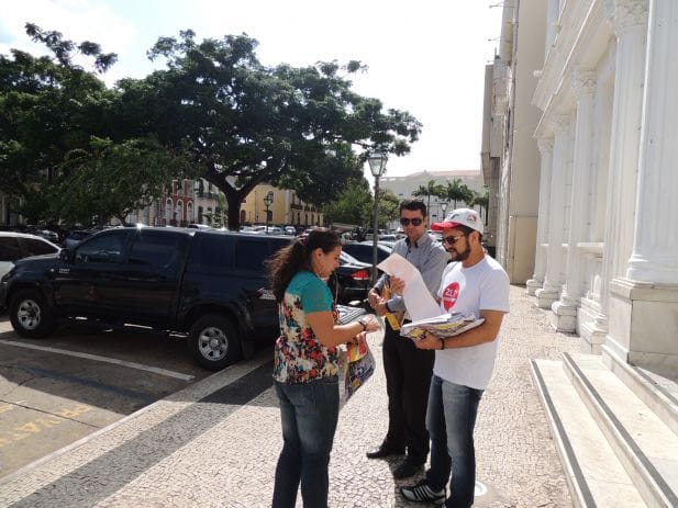 Durante o julgamento os diretores do SINDJUS-MA distribuíram panfletos e jornais do mvimento #éDireitoNosso