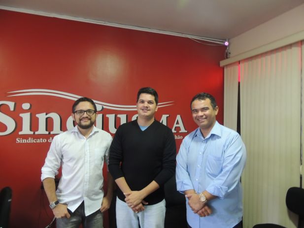 O economista técnico do DIESSE, Paulo Roberto, ladeado pelos diretores do SINDJUS-MA, Artur Filho (comunicação) e Aníbal Lins (presidente)