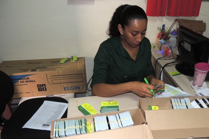 As funcionárias do Setor de Convênios do SINDJUS-MA já estão separando as carteiras que serão entregues até sexta-feira 04/03, aos usuários do plano Unimed Teresina.