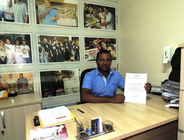 George dos Santos com o requerimento que trata do concurso de remoção de servidores que foi protocolado no TJMA.
