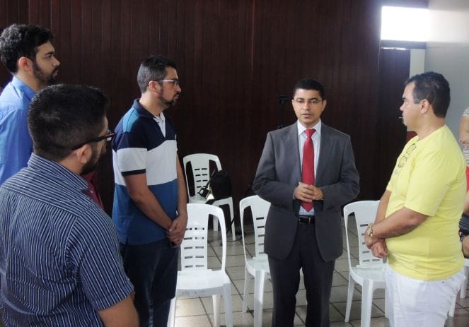 Diretores do SINDJUS-MA durante diálogo com o deputado estadual Bira do Pindaré.
