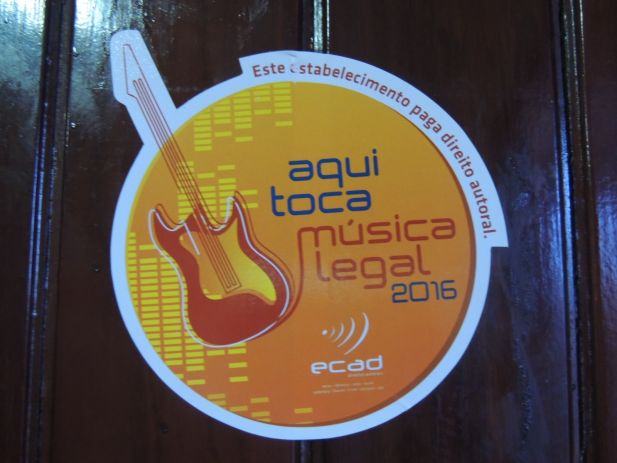 O selo “Aqui toca música legal”, afirma que o SINDJUS-MA está regularizado quanto aos direitos autorais de execução pública musical no programa de rádio do sindicato Questão de Justiça.