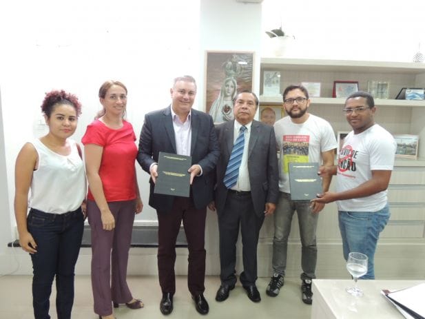 A partir da esquerda, Kerlline Silva(auxiliar judiciária), Alayane Monteiro(auxiliar judiciária), Desembargador José de Ribamar Fróz Sobrinho, Desembargador Tayrone José Silva, Artur Filho (Secretário de Imprensa) e George dos Santos(Secretário de Cultura e Promoção Social)