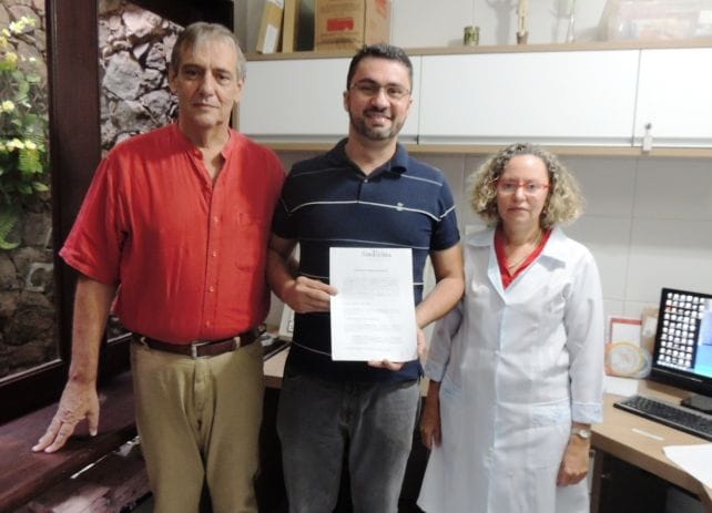 (da esq.para direita) Ricardo Dugaich (administrador da clínica), Márcio Luís Andrade (presidente em exercício do SINDJUS-MA) e a médica radiologista, Dr. Mara Cutrim, durante termo de assinatura do convênio.