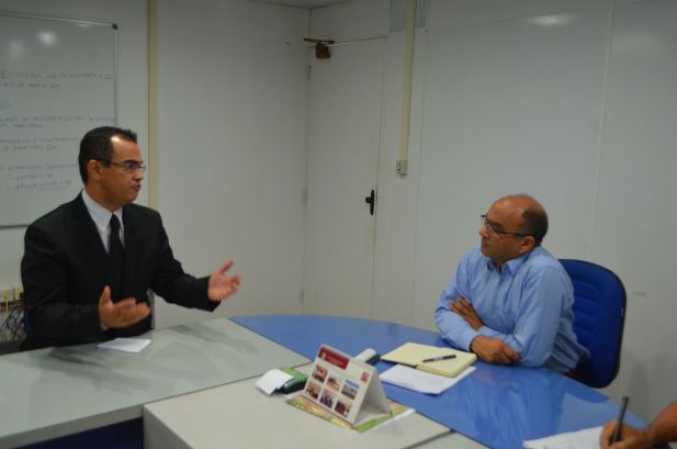 O presidente Aníbal Lins apresentou as demandas do Sindjus ao secretário Francisco Gonçalves