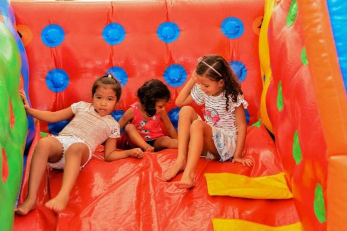 Além da piscina de bolinha, tinha tobogã inflável e playground
