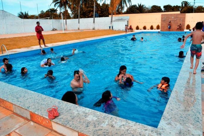 Adultos e crianças curtiram a piscina com toda segurança