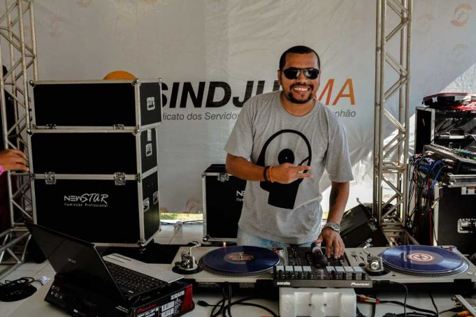 DJ agitando...