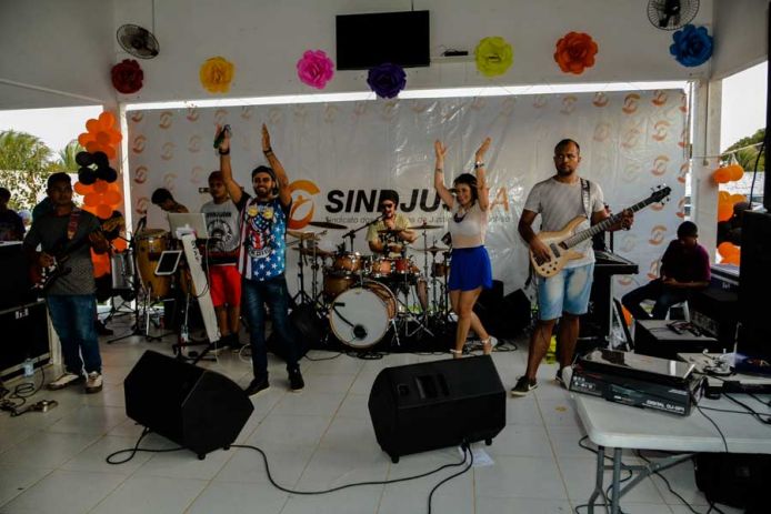 Música ao vivo com a banda Mix in Brasil...