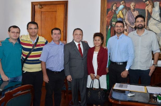 Dirigentes sindicais do SINDJUS-MA  e o presidente do TJ-MA desembargador Cleones Cunha.