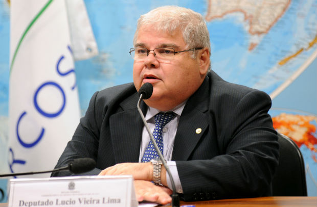 O projeto é de autoria do deputado Lúcio Vieira Lima (PMDB-BA).