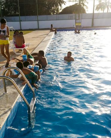 No calor da Ilha, o banho de piscina é bom para crianças e adultos