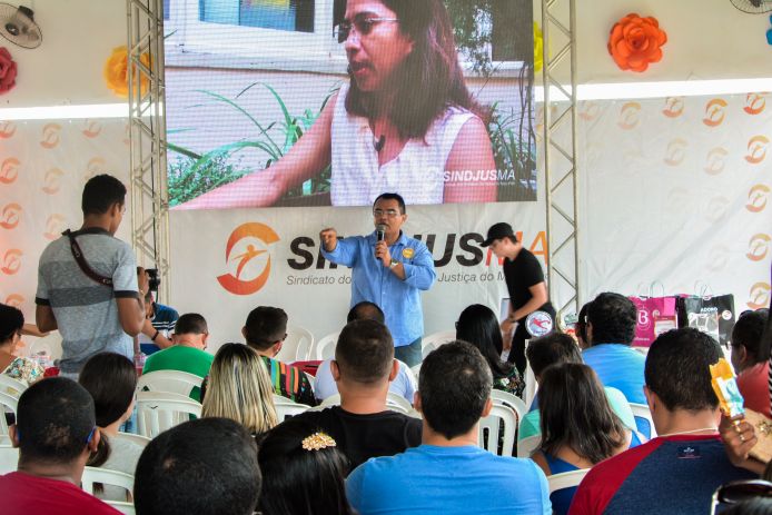 Presidente do Sindjus-MA, Aníbal Lins, falando aos servidores durante Assembleia Regional de São Luís
