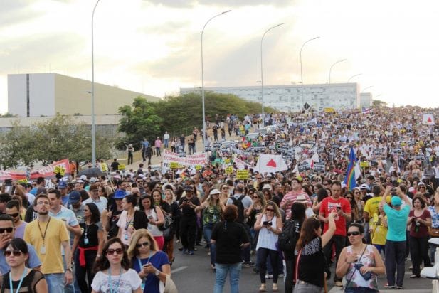 Mais de 10 mil servidores da Justiça Federal, Eleitoral e do Trabalho ocuparam a Esplanada dos Ministérios.  Greve Geral segue fortalecida.