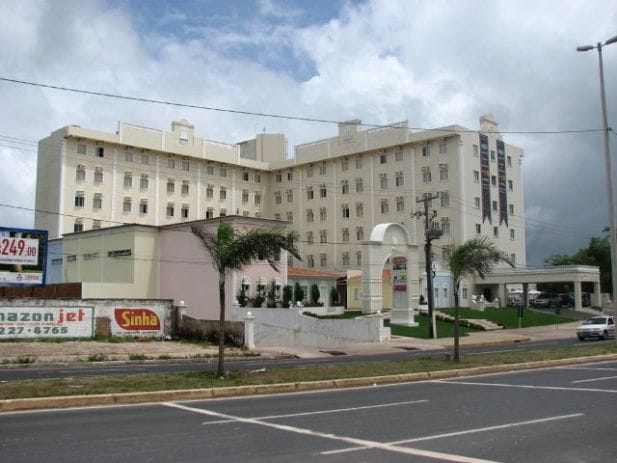 O Hotel Premier é o conveniado para o evento e fica localizado na Avenida dos Holandeses, na Ponta d'Areia.