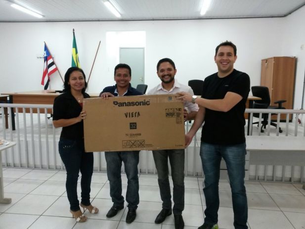 A partir da esquerda Jane Suathe, Arildo Pereria, Artur Filho e Adson Melônio na entrega da TV em homenagem ao dia do trabalhador.