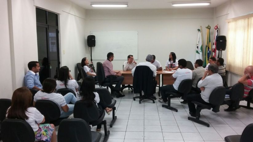 SINDJUS-MA reunido com servidores e o diretor do Fórum de Timon, juiz Josemilton Silva Barros.