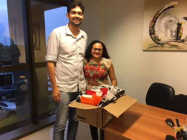 Secretario de mobilização e articulção regional Pedro Davi, entrega brindes doados pelo Sindjus para sorteio em festa de homenagem ao dia das mães para servidoras do TJMA