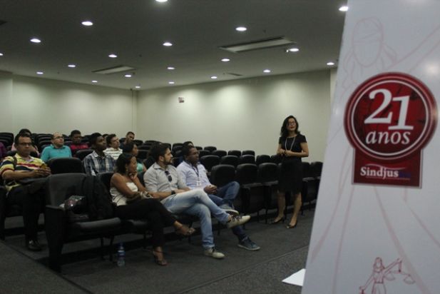 Denise Guilhon fala aos participantes da palestra motivacional