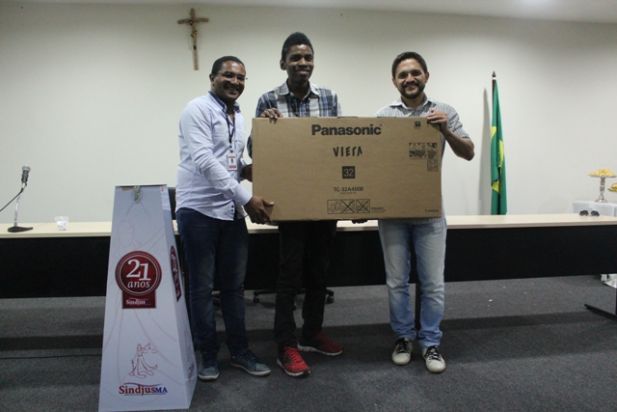 George Ferreira, secretário de Cultura e Promoção Social; Jackson Mafra, ganhador da televisão e Artur Araújo Filho, secretário de Imprensa.
