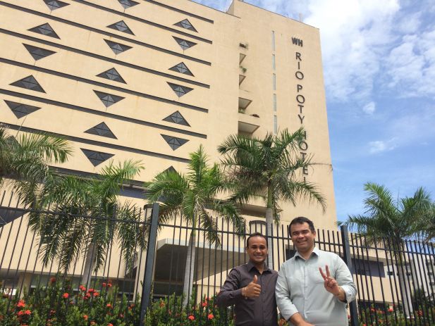 Aníbal Lins e Fagner Damasceno, diretores do SINDJUS-MA, no Rio Poty Hotel, em São Luís, onde será realizada a Assembleia de Prestação de Contas do exercício de 2015.